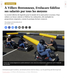 Ambiance particulière, vendredi entre midi et deux, sur le parking de l’entreprise Evolucare, à Villers-Bretonneux, à l’est d’Amiens. De la rubalise empêche l’accès à cette entreprise éditrice de logiciels pour le secteur de la santé. La société K-Lamar vient d’installer son circuit de CrashKart, comprenez de karting connecté, mélange de karting et de laser game. Des salariés viennent jeter un œil curieux. D’autres, plus téméraires, n’hésitent pas à prendre leur tour dans la file d’attente pour s’essayer au kart. « La délégation unique du personnel (ndlr : qui regroupe désormais délégués du personnel et comité d’entreprise) propose une sortie ou une activité chaque trimestre. Cela crée des liens différents entre les salariés et contribue à la cohésion des équipes », précise Raquel Bigot, responsable de la communication et, à ce titre, membre de la DUP. Partager des expériences entre collègues Quentin, 32 ans, analyste développeur, confirme, enchanté : « C’est sympa, très amusant. Un moment comme ça contribue à mettre une bonne ambiance dans les bureaux ». « Nos locaux étant éclatés sur le site, c’est une occasion de rencontrer les collègues », indique Loïc, lui aussi analyste développeur. Y compris ceux qui n’exercent pas le même métier, comme Peggy, 40 ans, adjointe au responsable test, tout sourire en descendant du kart : « C’est agréable de partager cette expérience mais il faudrait plus de deux heures pour maîtriser la conduite car ce n’est pas du tout comme le karting ! » Un avis partagé par Karine, 43 ans, chargée de qualité technique et professionnelle. Des difficultés à recruter L’animation a fait mouche, à la satisfaction des membres de la DUP et de Raquel Bigot. « C’est très positif. Une activité comme celle-ci constitue l’un des moyens pour la société de rester attractive ». Et l’enjeu est de taille pour Evolucare, qui a grand besoin de recruter pour accompagner son développement. « En 2018, nous avons embauché une quarantaine de collaborateurs en France. Cette année, une quinzaine de personnes nous ont déjà rejoint ». Des qualiticiens et des développeurs, principalement, des profils pour lesquels la concurrence est rude. « Les candidats sont convoités, ils peuvent choisir leur employeur ». Se différencier pour séduire C’est donc en se différenciant que la société picarde entend tirer son épingle du jeu. Elle développe le télétravail, mise sur son implantation en milieu rural, dans un cadre qualitatif et facile d’accès, n’hésite pas à accueillir des stagiaires du collège bretonvillois. « Nous voulons aussi être plus visibles car malgré notre présence dans la région depuis plus de 20 ans, nous ne sommes pas connus ». La stratégie commence à payer : des informaticiens picards, salariés jusqu’alors à Paris ou Lille, ont intégré la société, trop contents de s’affranchir de fastidieux trajets.